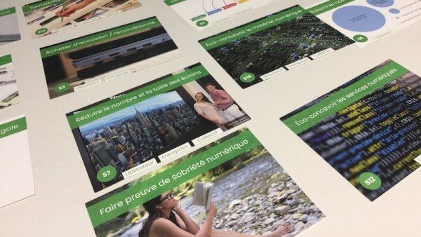 Cartes posées sur une table