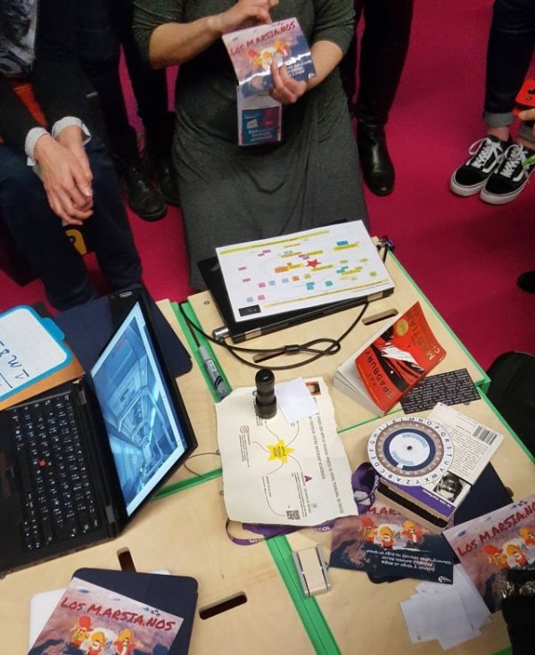Photographie d'un débriefing suite à un escape game pédagogique au salon EDUSPOT